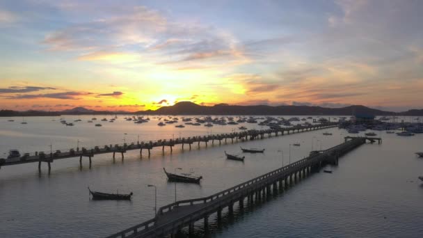 Letecký Pohled Dvě Mola Zálivu Chalong Krásném Východu Slunce — Stock video