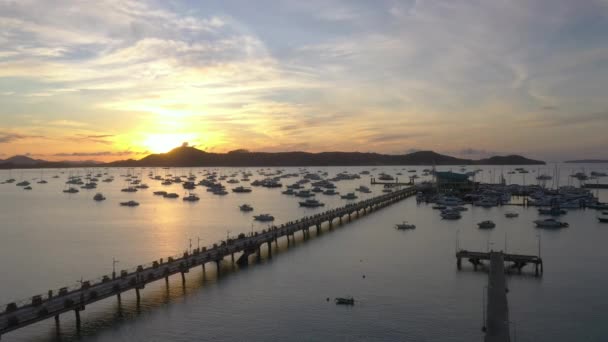 Luftaufnahme Gelber Sonnenaufgang Über Dem Yachthafen Von Chalong — Stockvideo