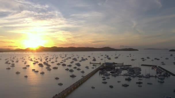 Luftaufnahme Gelber Sonnenaufgang Über Dem Chalong Pier — Stockvideo
