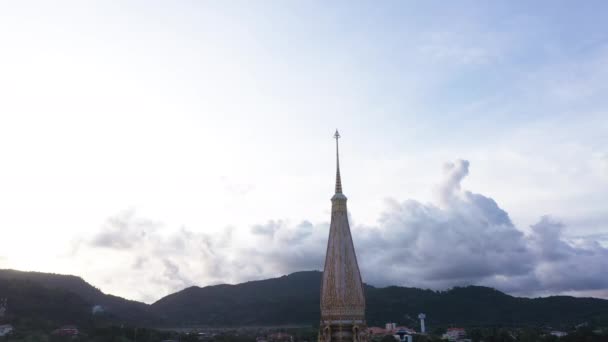 Bellissimo Paesaggio Nuvole Tramonto Sopra Tempio Chalong Phuket — Video Stock