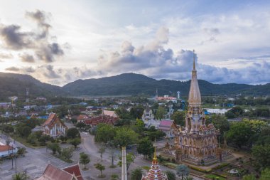 Phuket ilindeki Chalong pagoda üzerindeki hava manzaralı günbatımı. Chalong Tapınağı, phuketrengarenk gökyüzü manzarası günbatımının en popüler simgesidir. Seyahat kültürü kavramı..