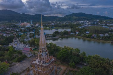Phuket ilindeki Chalong pagoda üzerindeki hava manzaralı günbatımı. Chalong Tapınağı, phuketrengarenk gökyüzü manzarası günbatımının en popüler simgesidir. Seyahat kültürü kavramı..