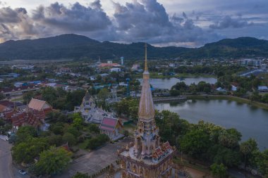 Phuket ilindeki Chalong pagoda üzerindeki hava manzaralı günbatımı. Chalong Tapınağı, phuketrengarenk gökyüzü manzarası günbatımının en popüler simgesidir. Seyahat kültürü kavramı..