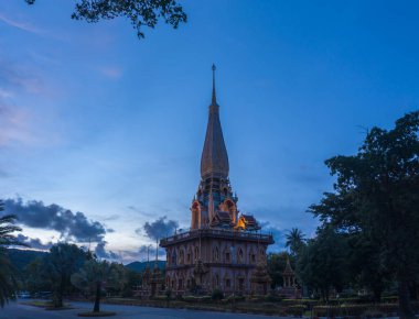 Phuket ilindeki Chalong pagoda üzerindeki hava manzaralı günbatımı. Chalong Tapınağı, phuketrengarenk gökyüzü manzarası günbatımının en popüler simgesidir. Seyahat kültürü kavramı..