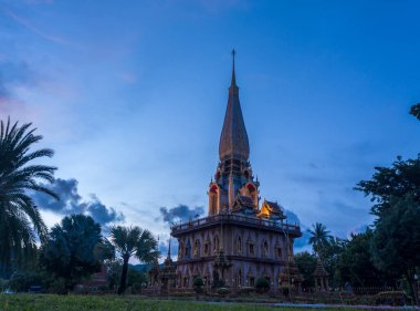 Phuket ilindeki Chalong pagoda üzerindeki hava manzaralı günbatımı. Chalong Tapınağı, phuketrengarenk gökyüzü manzarası günbatımının en popüler simgesidir. Seyahat kültürü kavramı..