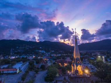 Phuket ilindeki Chalong pagoda üzerindeki hava manzaralı günbatımı. Chalong Tapınağı, phuketrengarenk gökyüzü manzarası günbatımının en popüler simgesidir. Seyahat kültürü kavramı..