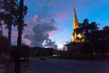 Alacakaranlıkta Chalong Pagoda 'nın üzerindeki panorama manzaralı renkli bulut