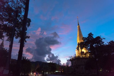 Alacakaranlıkta Chalong Pagoda 'nın üzerindeki panorama manzaralı renkli bulut