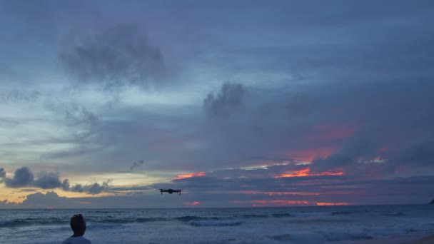 Беспилотник Сумерках Стреляет Потрясающим Закатом Море Видео Высококачественные Кадры Сцена — стоковое видео