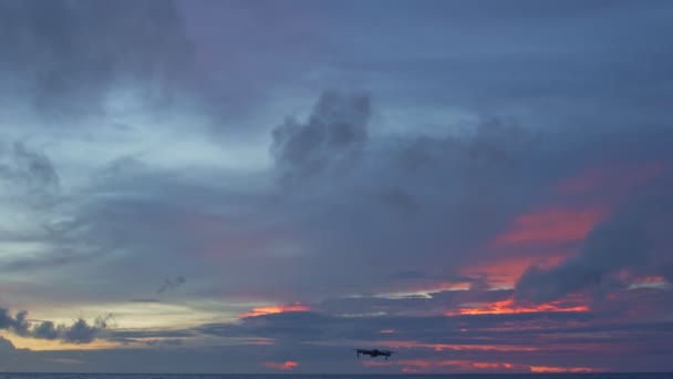 黄昏的时候 无人驾驶飞机在海面上拍摄惊人的落日 视频4K 自然录像高品质的镜头 天空背景下的彩色红光槽场景 — 图库视频影像