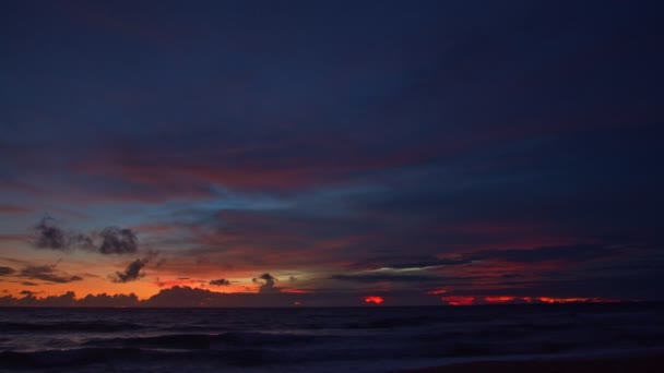 Vacker Ljus Röd Genom Himlen Solnedgången Över Havet Mörkblå Himmel — Stockvideo