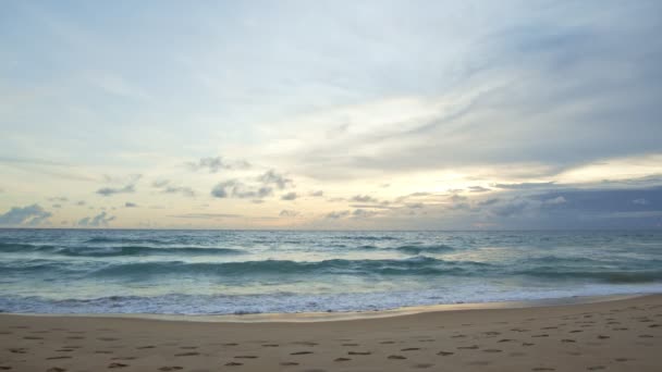 Meereswellen Schlängeln Sich Nahtlos Über Den Weißen Sandstrand Von Phuket — Stockvideo