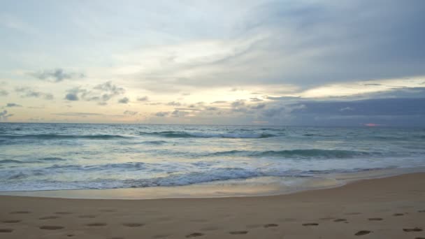 Beyaz Phuket Kumsalında Deniz Dalgaları Pürüzsüz Bir Döngü Oluşturuyor Tropikal — Stok video