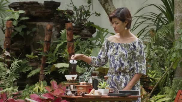 Жінка Робить Крапельку Кави Саду — стокове відео