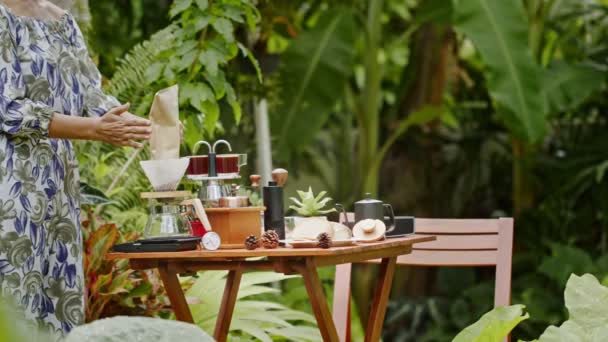 Γυναίκα Ετοιμάζεται Παρασκευάσει Καφέ Στον Κήπο — Αρχείο Βίντεο