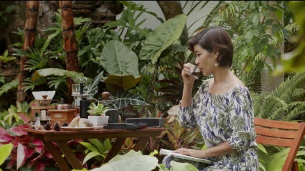 Mujer Bebiendo Café Jardín — Vídeo de stock