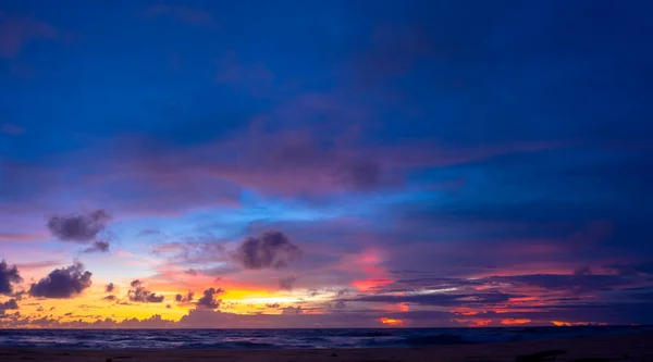 Splendido Tramonto Sul Mare Crepuscolo Scena Luce Rossa Colorata Trogolo — Foto Stock