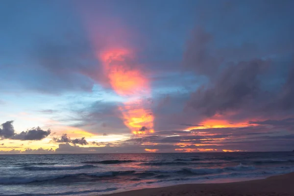 Εκπληκτικό Ηλιοβασίλεμα Στη Θάλασσα Στο Λυκόφως Σκηνή Από Πολύχρωμο Κόκκινο — Φωτογραφία Αρχείου