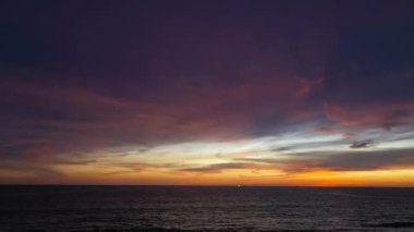 Hava manzaralı güzel bulut sersemletici gökyüzünde alacakaranlıkta