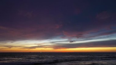 Hava manzaralı güzel gökyüzü alacakaranlıkta denizin üstünde
