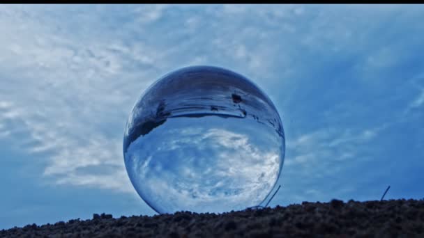 水晶球内部的时间经过日出视图 海洋的自然景观是非常规的 美丽的 一个独特而有创意的旅行理念的视频 4K剪辑 — 图库视频影像