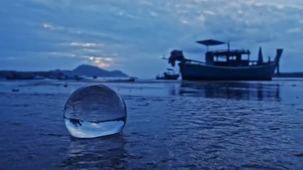 浅水蓝水中的水晶球 — 图库视频影像