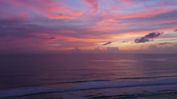 Воздушный Вид Красивый Пляж Море Небо Закате — стоковое видео