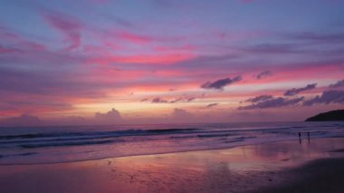 Gün batımında tatlı bulutun deniz manzaralı yansıması