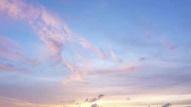 Mavi günbatımı gökyüzü bulutlu