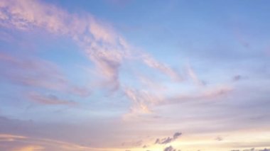 Mavi günbatımı gökyüzü bulutlu