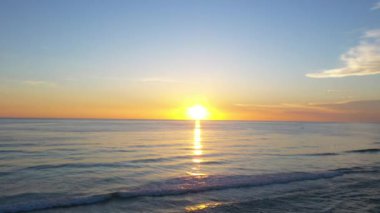 Altın gün batımında yumuşak dalgalar.