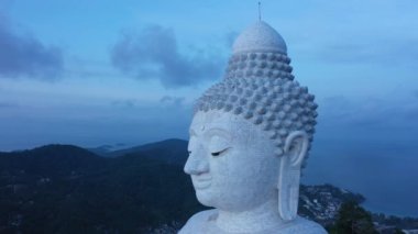 Phuket 'in üzerindeki sisli hava manzarası Büyük Buda' nın tatlı gündoğumunda esiyor. Phuket Büyük Buda ünlü bir simgedir.. 