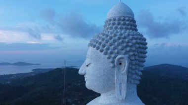Hava manzaralı Phuket Büyük Buda güzel bir günbatımında. Heykelin güzelliği büyüleyici doğayla mükemmel bir şekilde örtüşüyor. Bulut manzara arkaplanı.