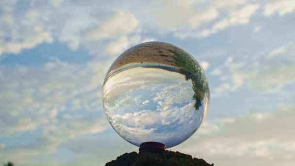 Plaj Videosu Nin Yanındaki Kereste Üzerinde Kristal Kürenin Içinde Gün — Stok video