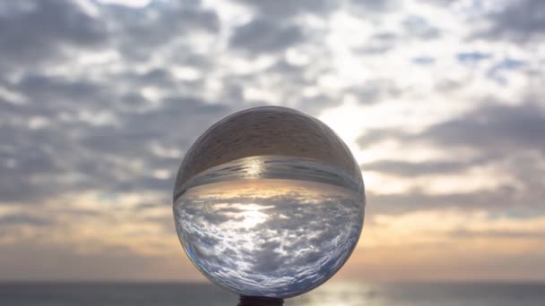 在海滩视频4K旁边的木材上的水晶球处 时间落日在海面上 自然录像高质量的镜头在大自然和旅行概念中日以继夜地消失 — 图库视频影像
