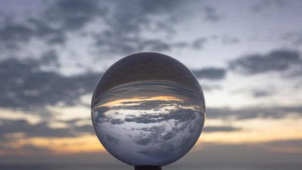 Zeitraffer Sonnenuntergang Über Dem Meer Kristallkugel Ort Auf Holz Neben — Stockvideo