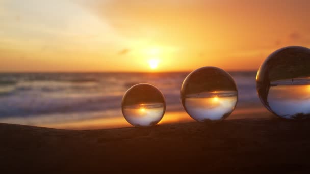 Puesta Sol Oro Dentro Las Tres Bolas Cristal Colocadas Una — Vídeo de stock