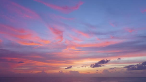 在潮湿的沙滩上鸟瞰着甜蜜的云彩 海浪无缝地在潮湿的普吉沙滩上回旋 色彩艳丽 天空纹理 抽象的自然背景 4K自然视频镜头 — 图库视频影像