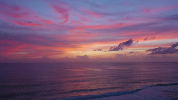 Pemandangan Udara Refleksi Manis Awan Pantai Pasir Basah Gelombang Laut — Stok Video