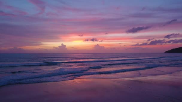 湿った砂のビーチの甘い雲の空中ビュー反射 湿ったプーケット砂のビーチで海の波がシームレスにループします グラデーションの色 空のテクスチャ 抽象的な自然背景 4K自然ビデオ — ストック動画
