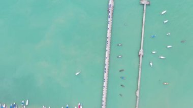 Chalong rıhtımında hava manzaralı tekneler var.