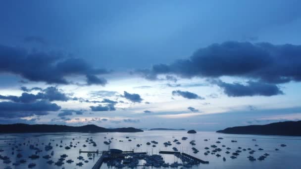 黄昏时分在Chalong码头上方的鸟瞰蓝天 — 图库视频影像