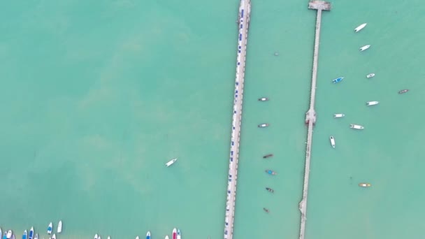 停放在Chalong码头的空中观察船 — 图库视频影像