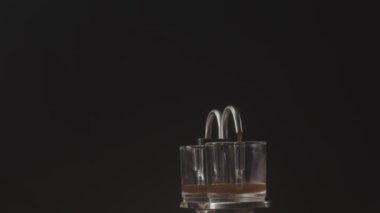 Kahve makinesinden yayılan ısı buharı. Siyah arka planda iki bardak kahve fincanı. Kahve makinesinden sıcak kahve ve ısı buharı fışkırıyor.