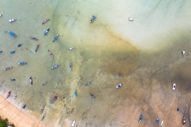 Rawai plajı Phuket Tayland 'da kıyılarda yüzen bir sürü balıkçı ve turist teknesi olan sahildeki hava manzarası. Fotoğraf: Yukarıdan insansız hava aracı. Yüksek kalite 4K hava görüntüsü..