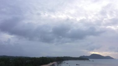 Güneşin doğuşunda hava manzarası bulutlu