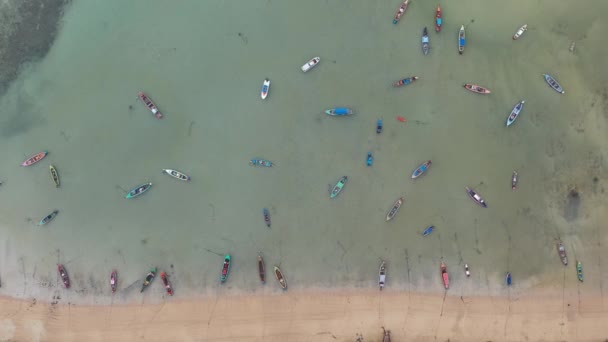 Vista Aérea Playa Con Barcos Pesca Turísticos Flotando Orilla Playa — Vídeo de stock