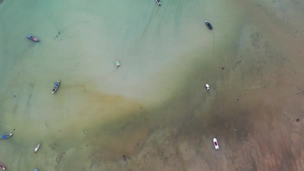 Vista Aérea Playa Con Barcos Pesca Turísticos Flotando Orilla Playa — Vídeo de stock