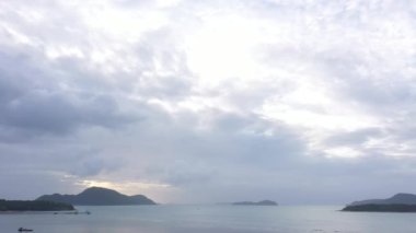  Gökyüzü ve deniz üzerinde gün batımı