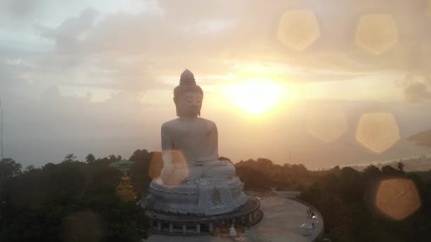 空中风景夕阳西下 雨云摇曳着夏天 山顶上美丽的人物形象普吉大佛 另一个吸引游客游览的动机 4K旅行和崇拜概念视频 — 图库视频影像